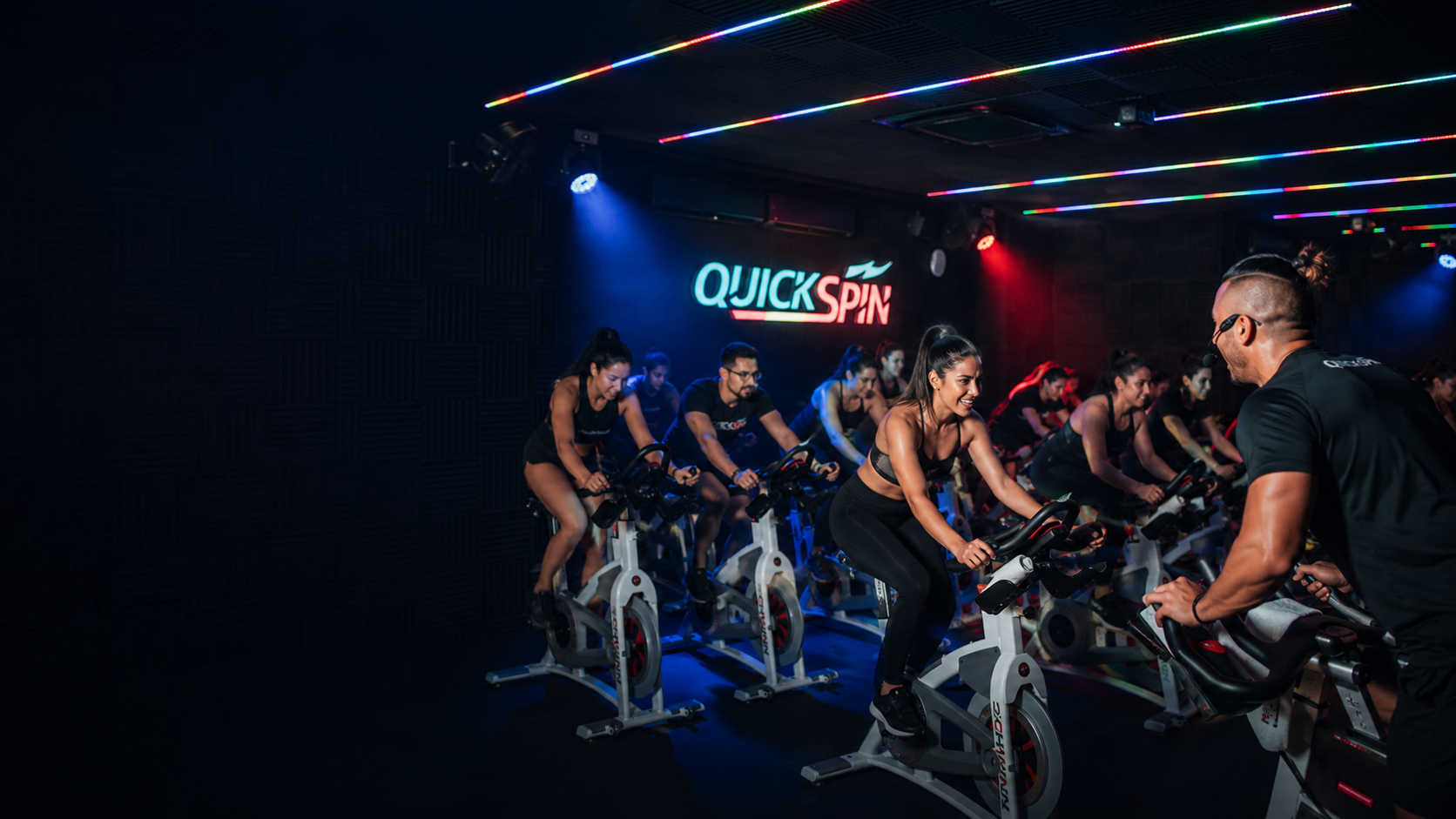 Aula coletiva da Quick com várias pessoas treinando em um ambiente de alta energia